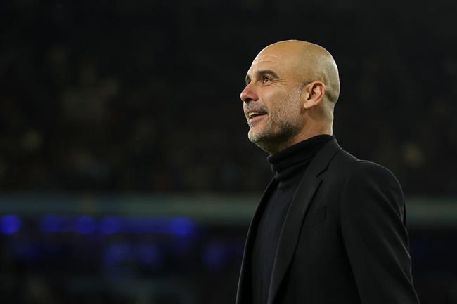Pep Guardiola tịch thu champagne và cấm cầu thủ ăn mừng sớm